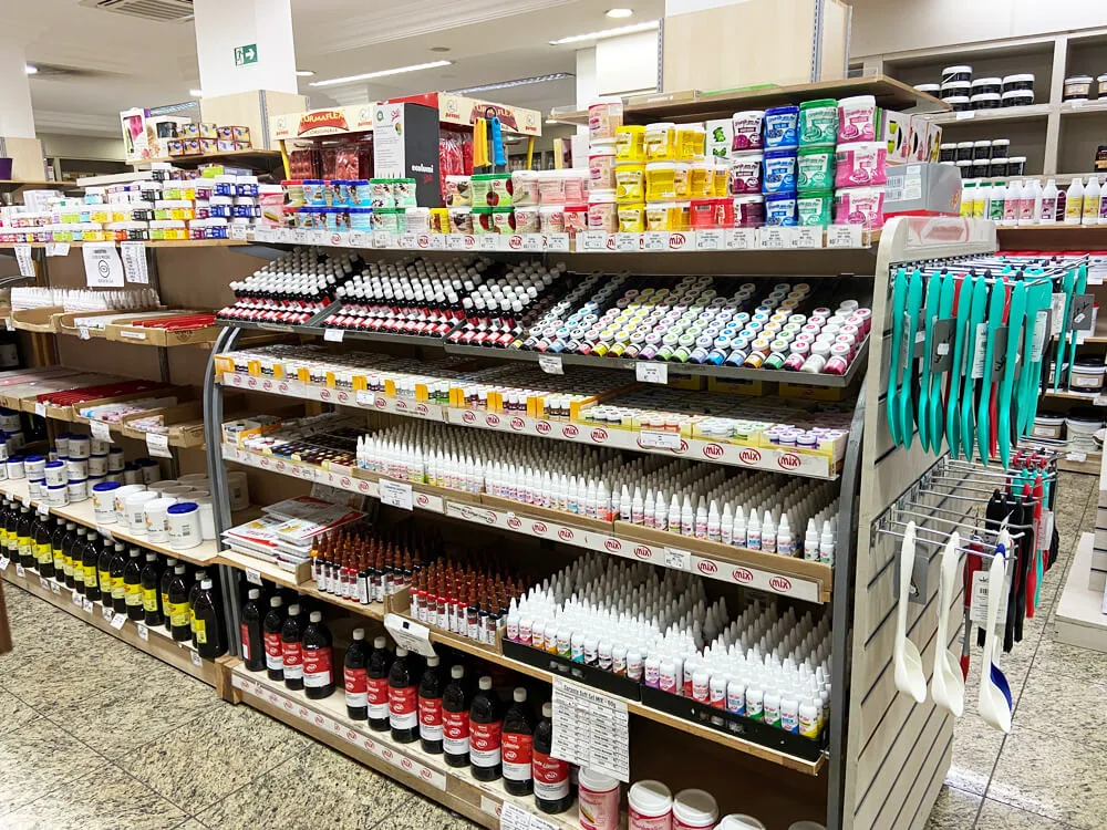 Corredor de ingredientes e produtos para confeitaria da Central do Sabor